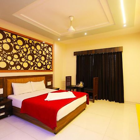 Hotel Horizon & Restaurant Surat Exterior photo