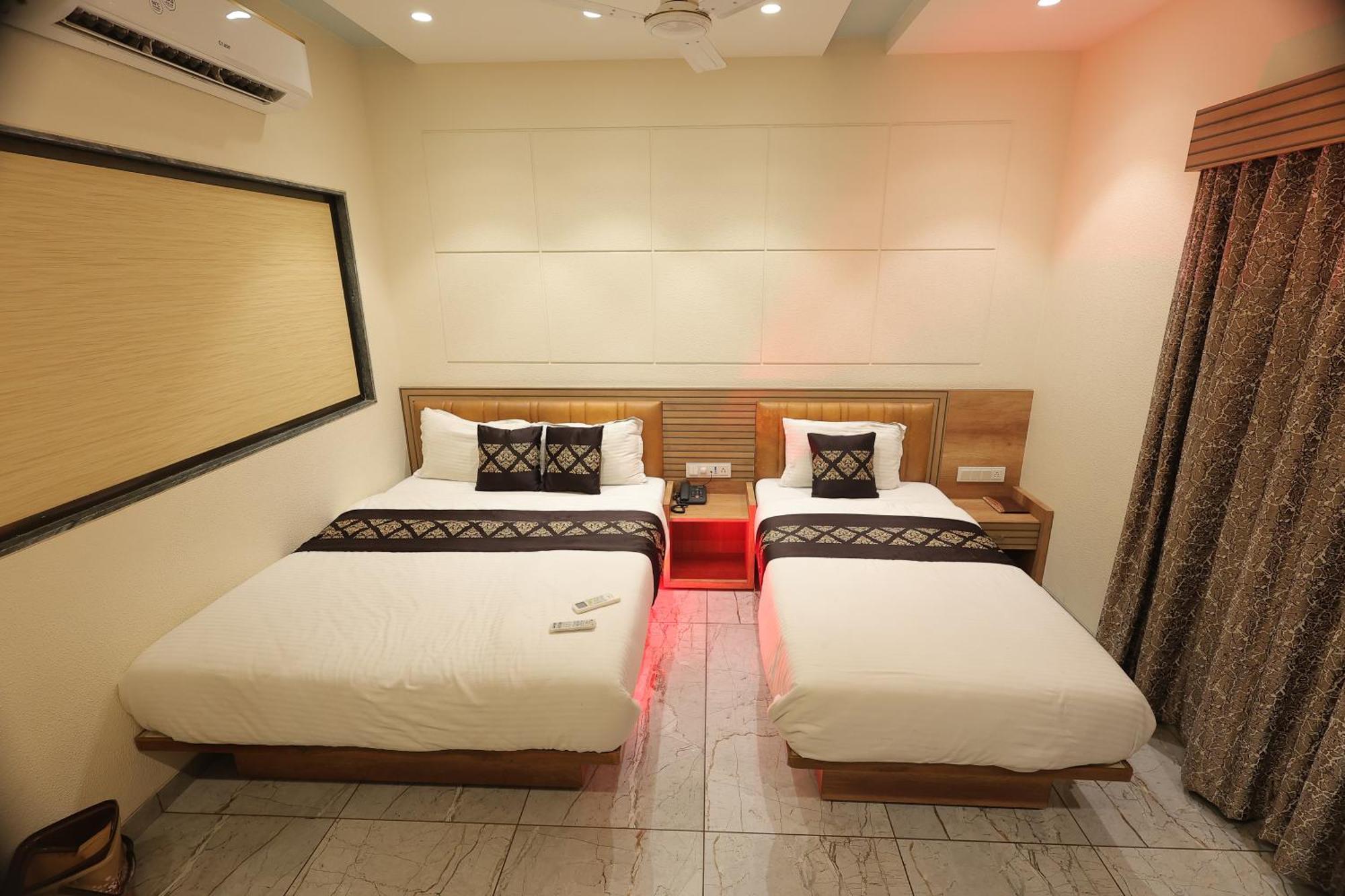Hotel Horizon & Restaurant Surat Exterior photo