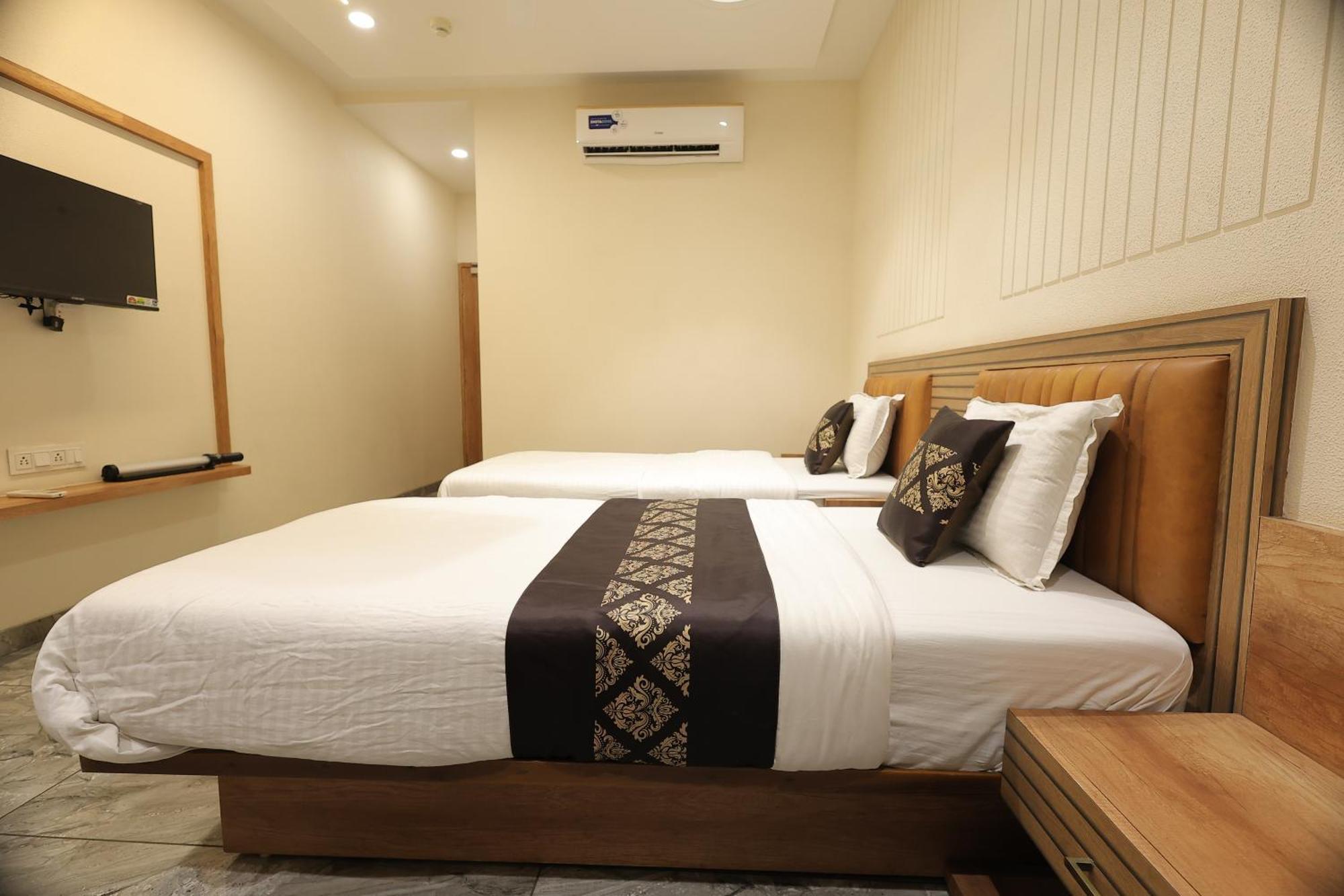 Hotel Horizon & Restaurant Surat Exterior photo