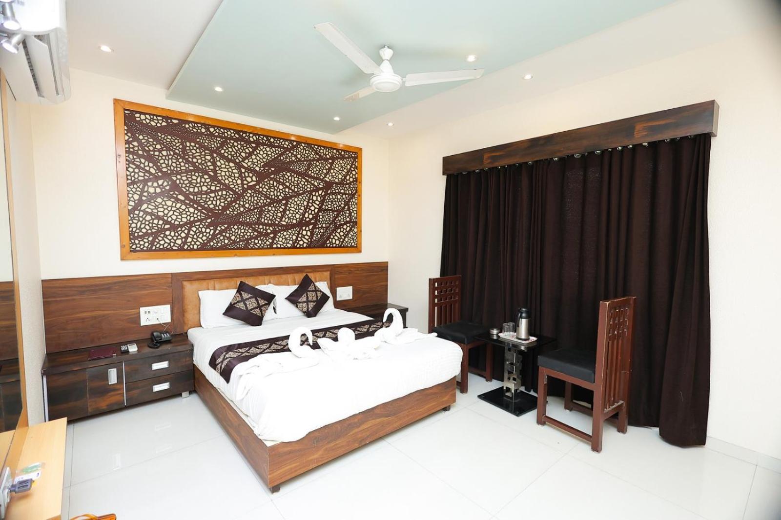 Hotel Horizon & Restaurant Surat Exterior photo