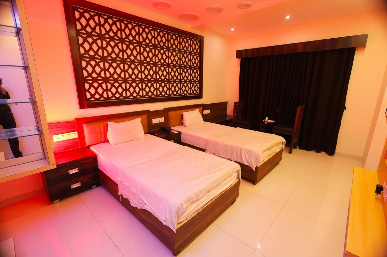 Hotel Horizon & Restaurant Surat Exterior photo