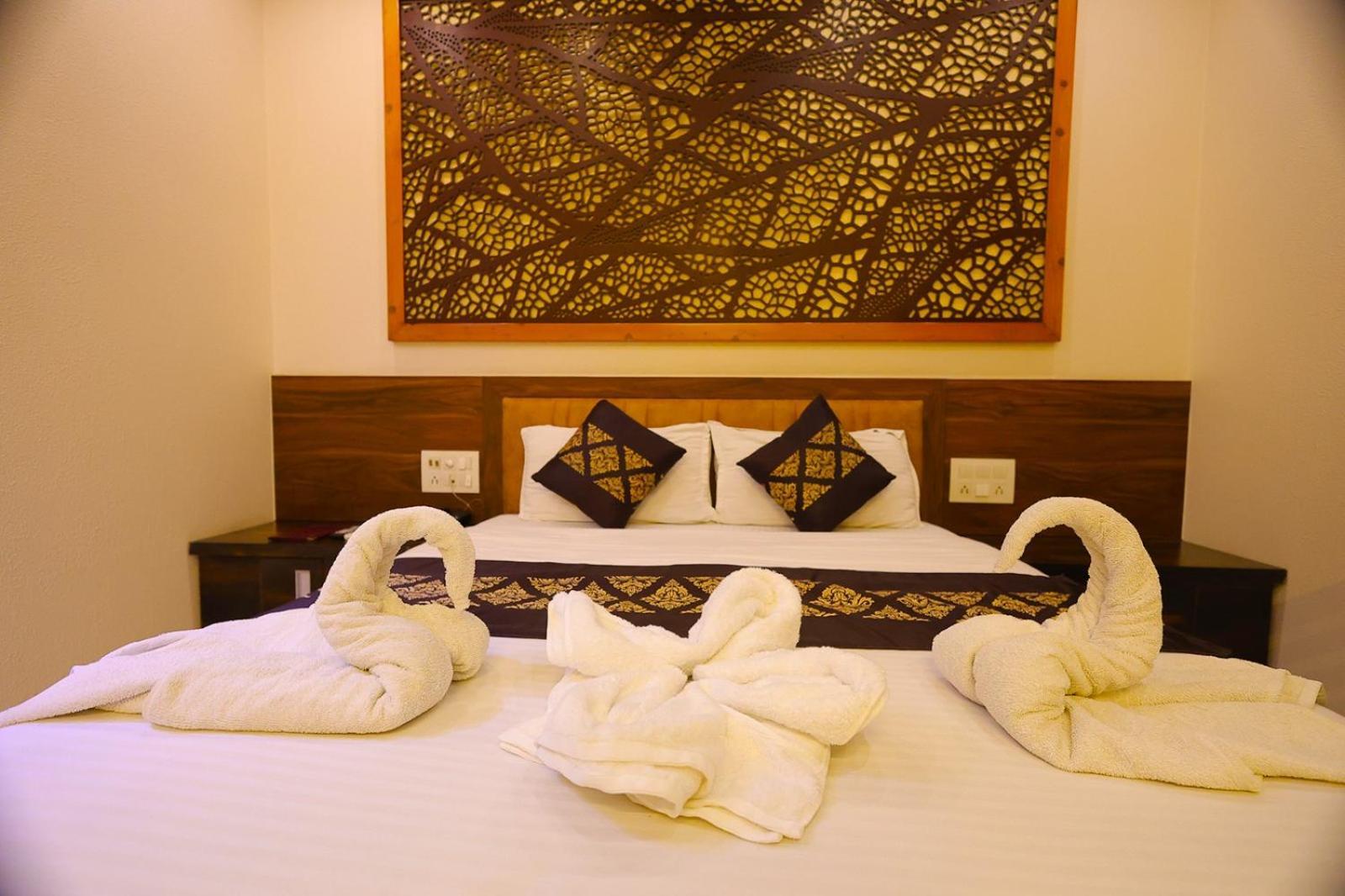 Hotel Horizon & Restaurant Surat Exterior photo