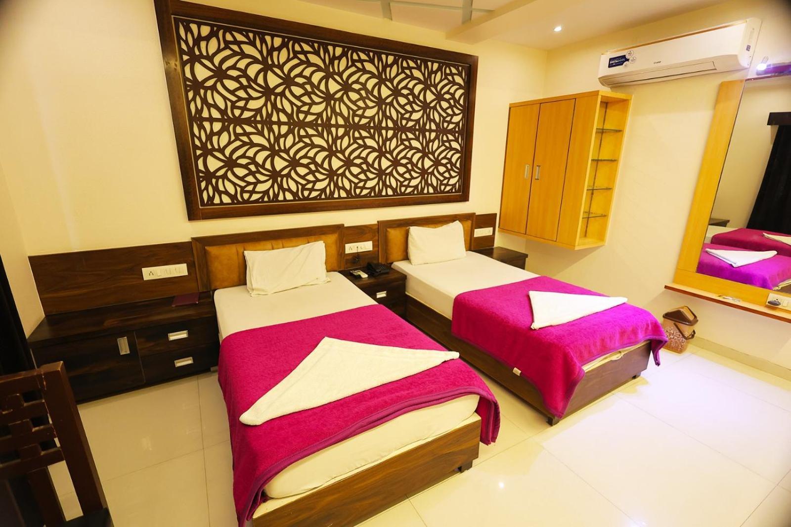 Hotel Horizon & Restaurant Surat Exterior photo