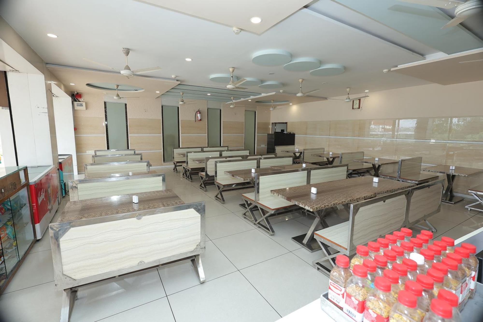 Hotel Horizon & Restaurant Surat Exterior photo