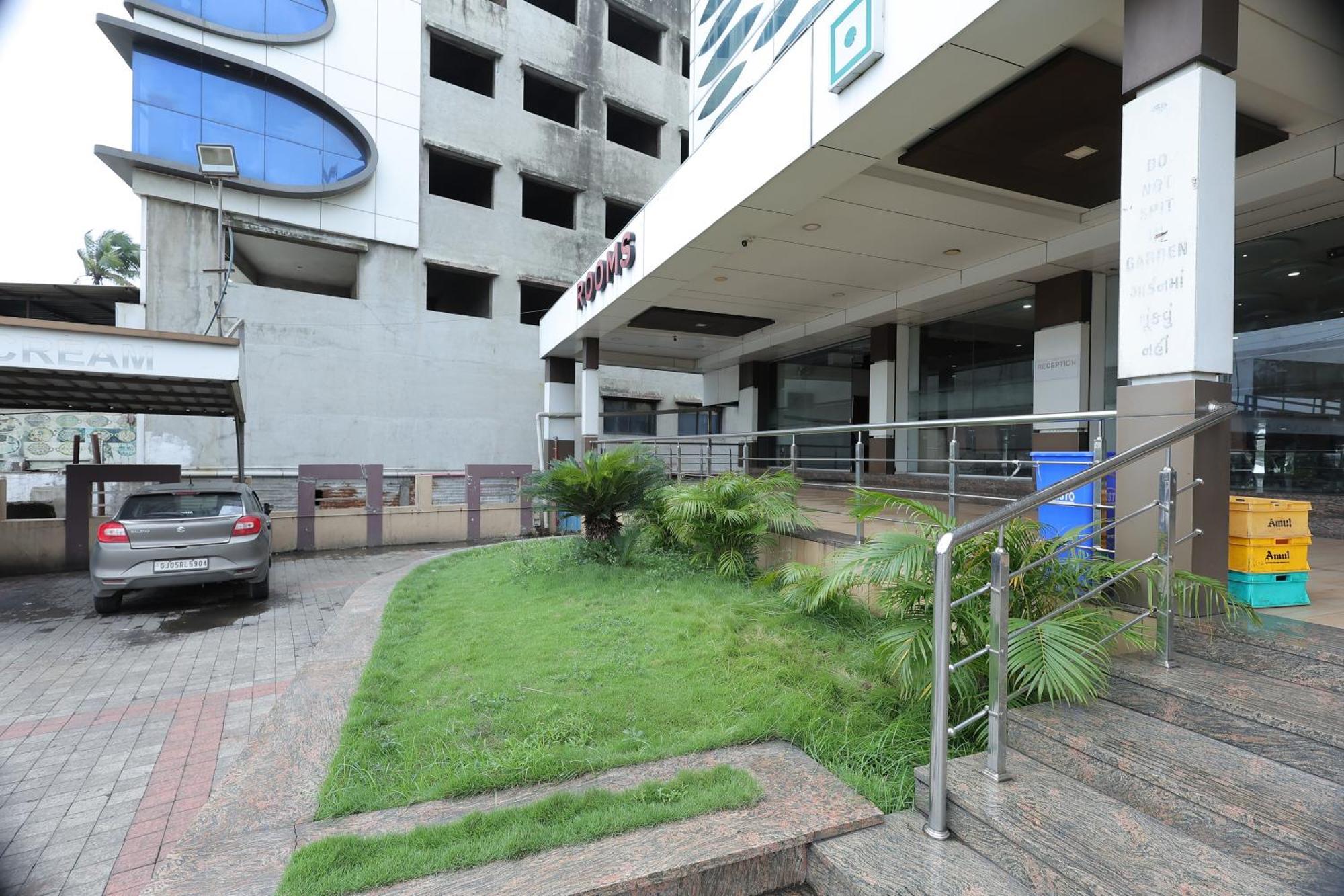 Hotel Horizon & Restaurant Surat Exterior photo