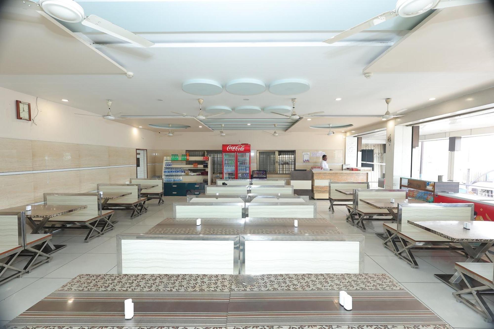 Hotel Horizon & Restaurant Surat Exterior photo