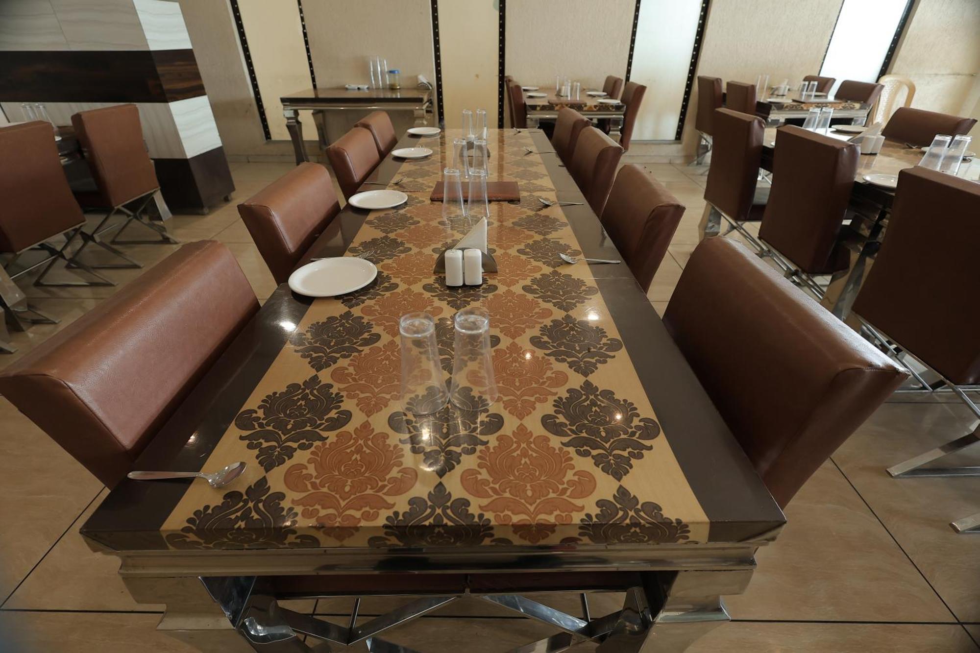 Hotel Horizon & Restaurant Surat Exterior photo