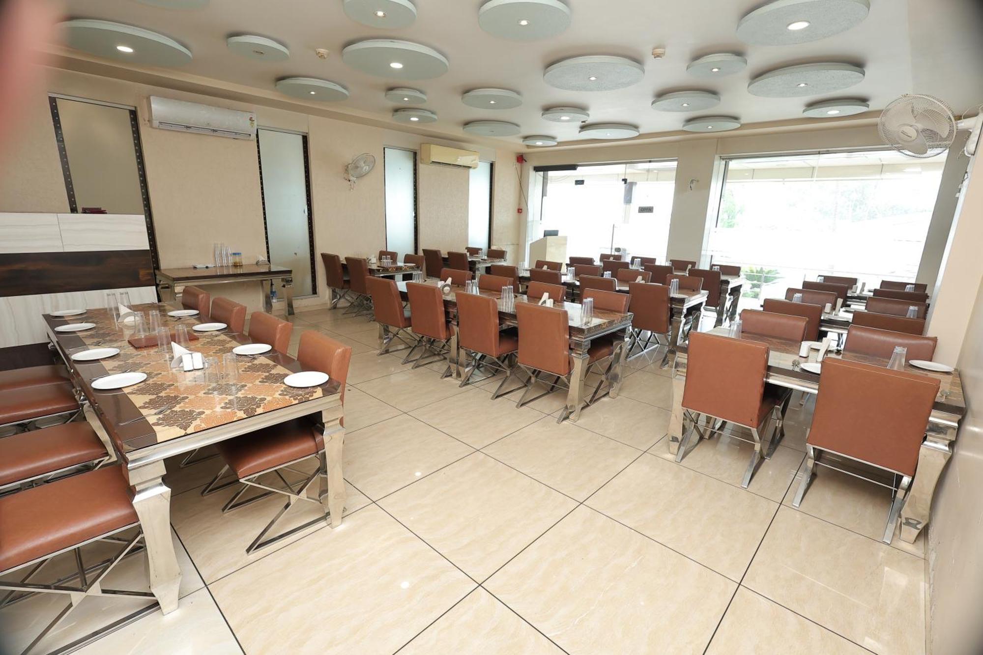 Hotel Horizon & Restaurant Surat Exterior photo