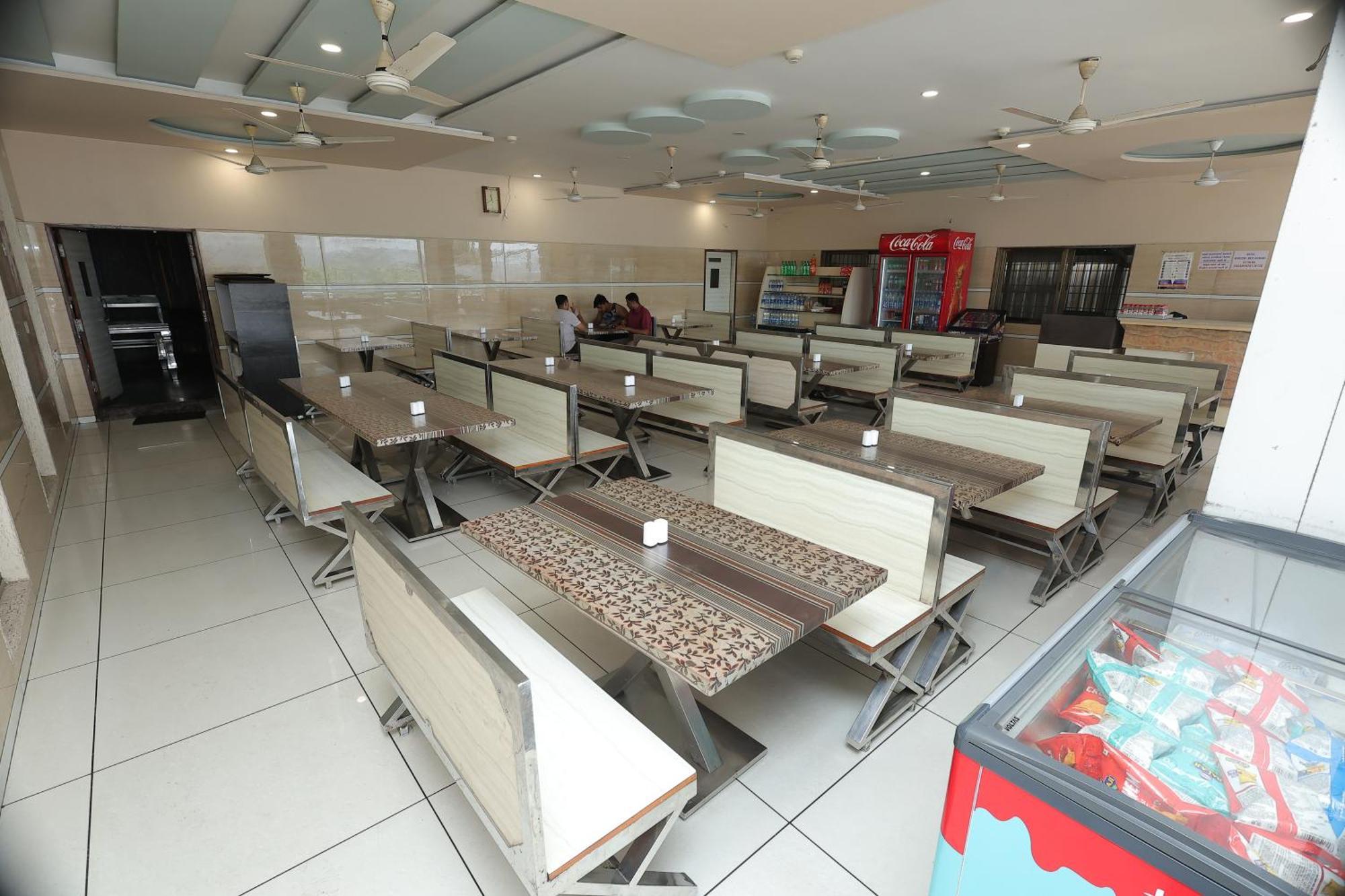 Hotel Horizon & Restaurant Surat Exterior photo