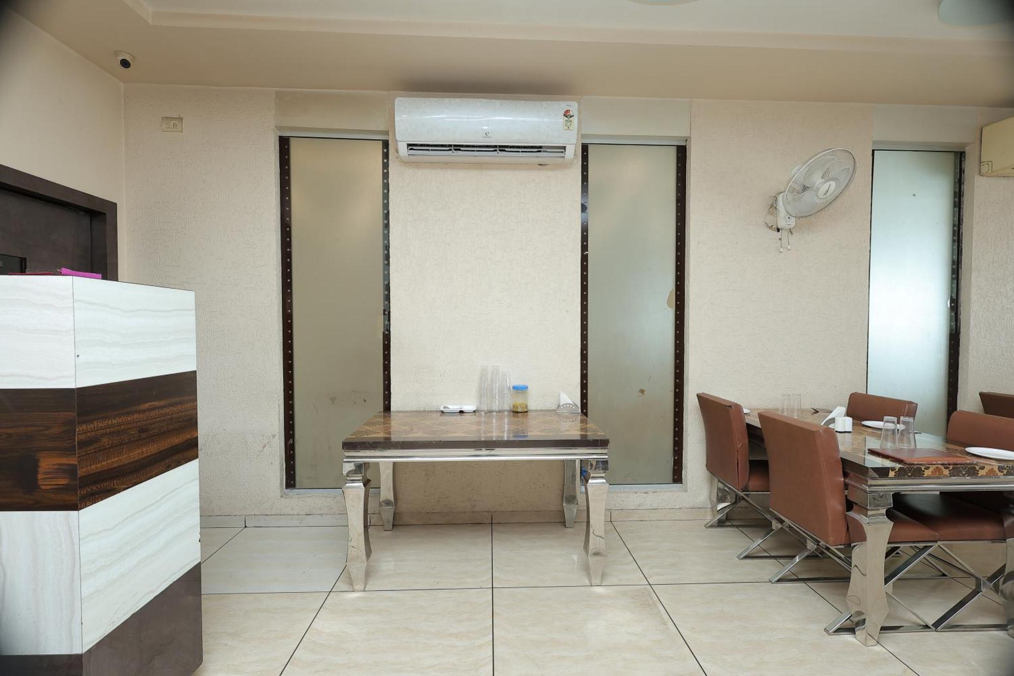 Hotel Horizon & Restaurant Surat Exterior photo