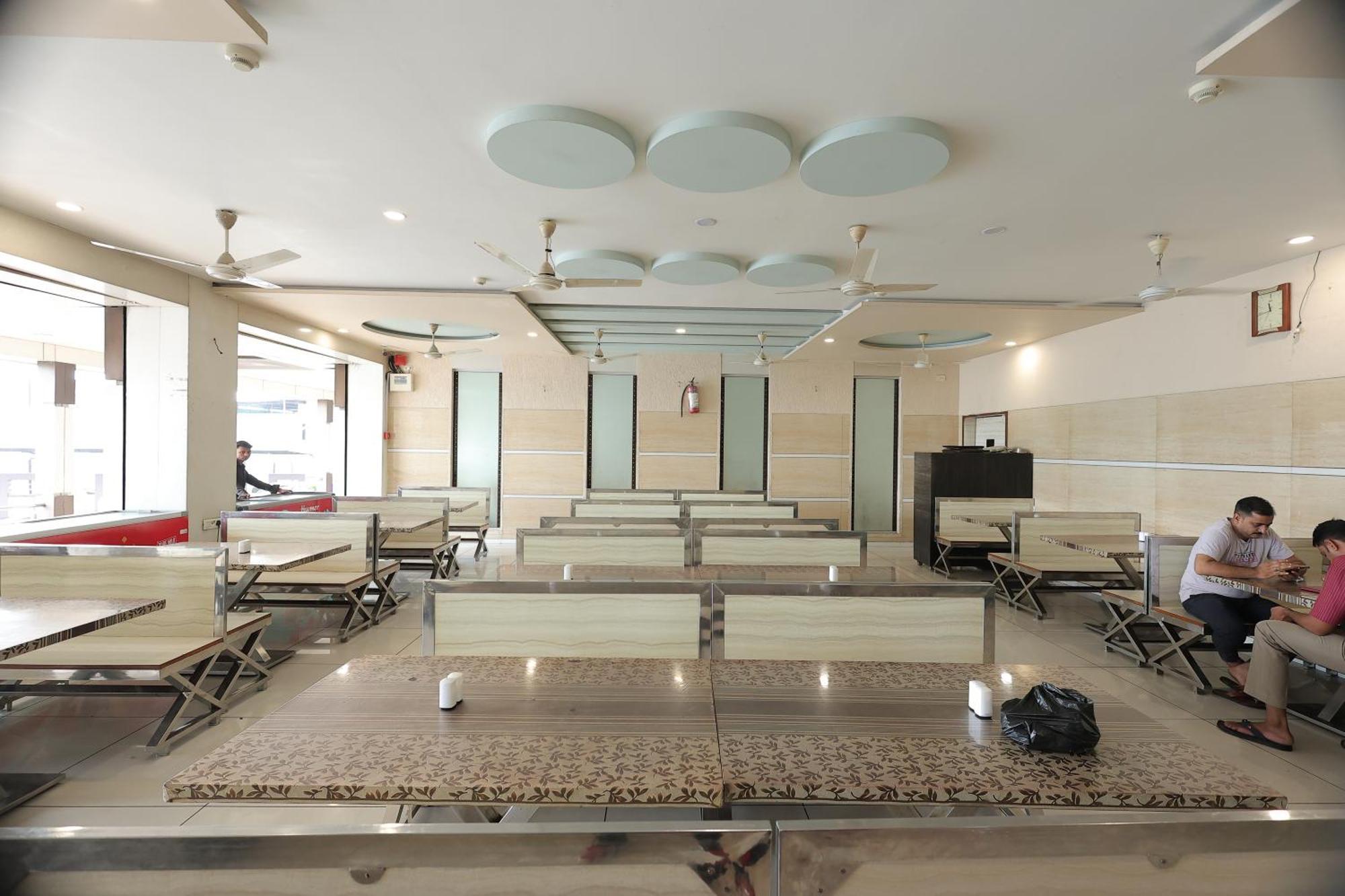 Hotel Horizon & Restaurant Surat Exterior photo
