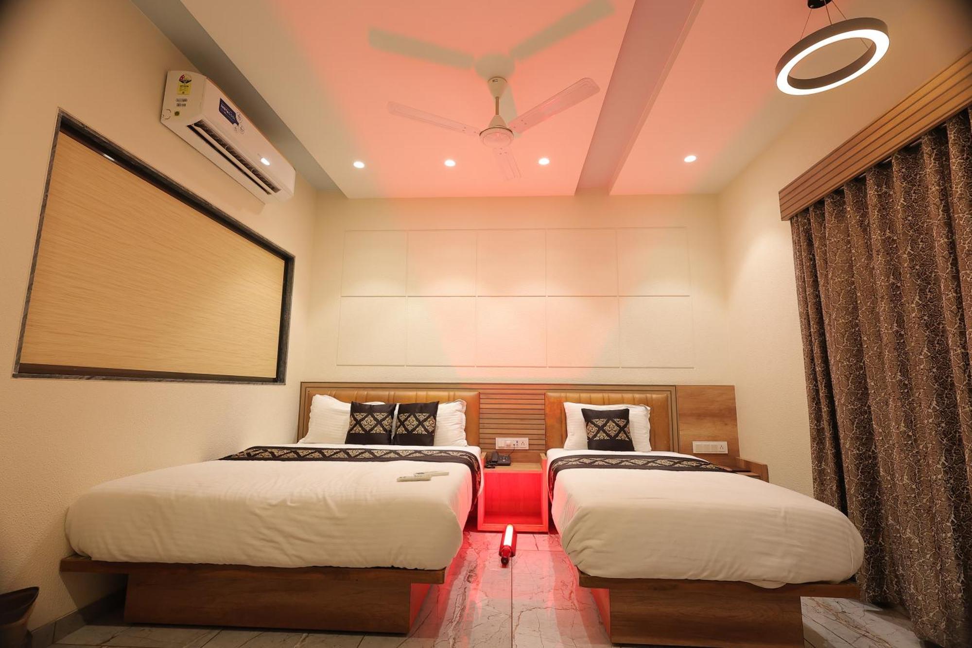 Hotel Horizon & Restaurant Surat Exterior photo