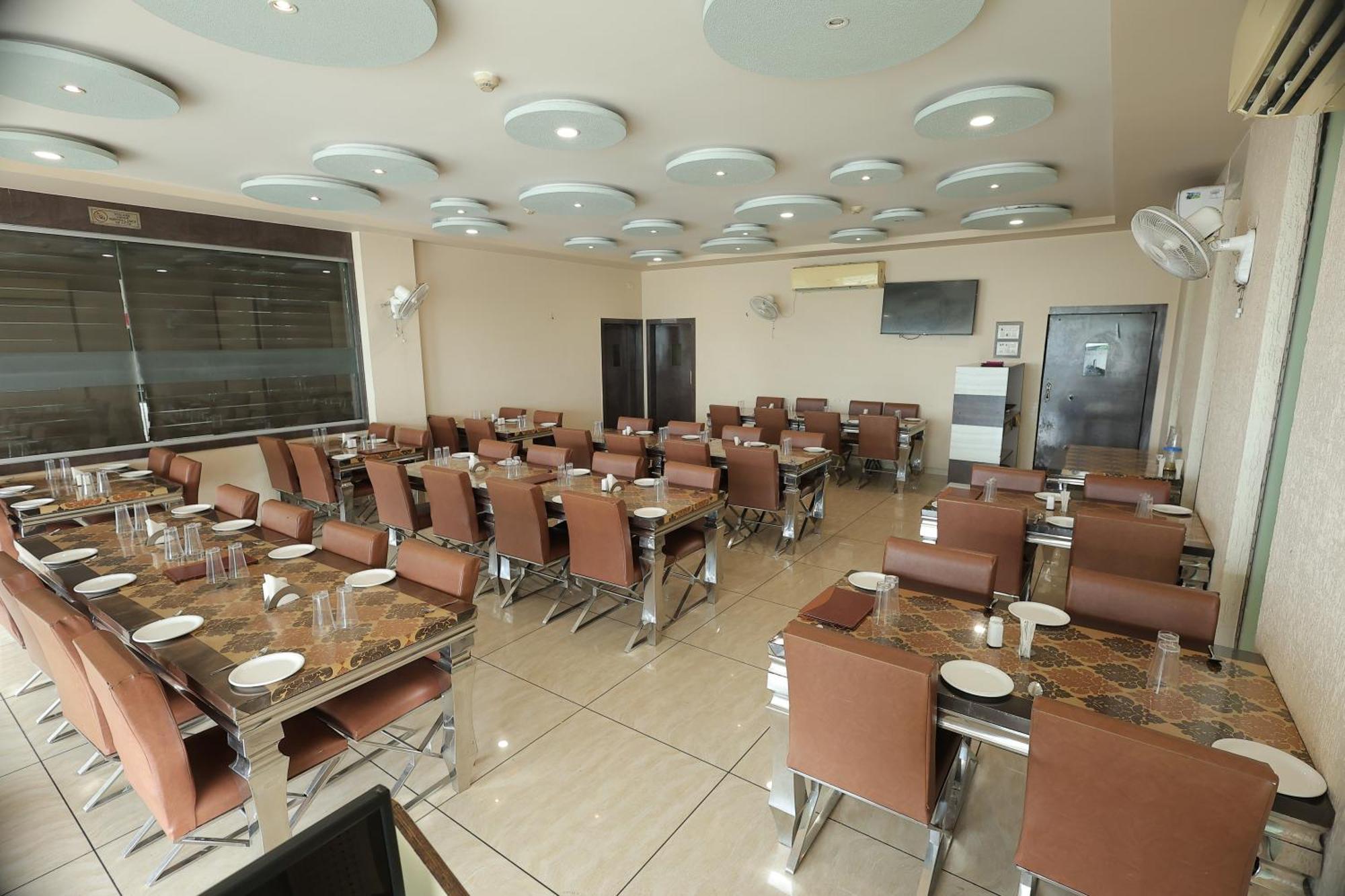 Hotel Horizon & Restaurant Surat Exterior photo