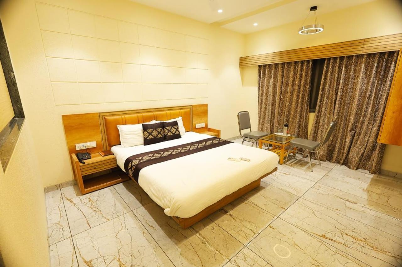 Hotel Horizon & Restaurant Surat Exterior photo