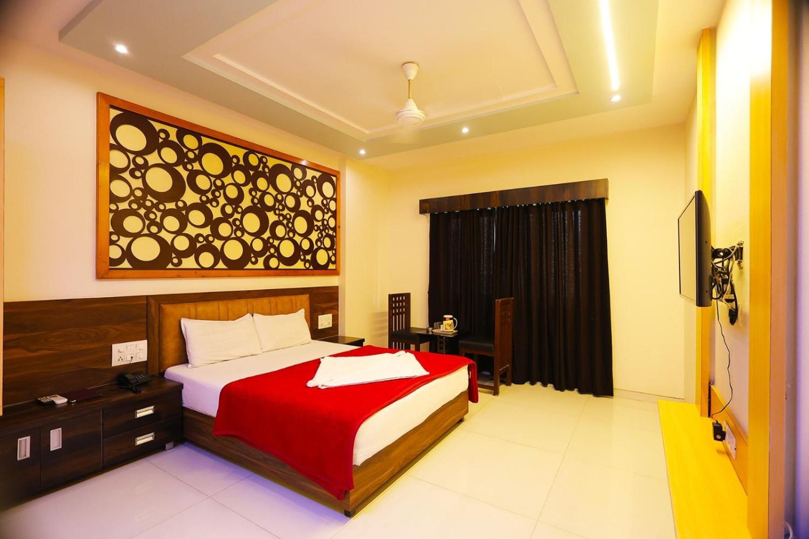 Hotel Horizon & Restaurant Surat Exterior photo
