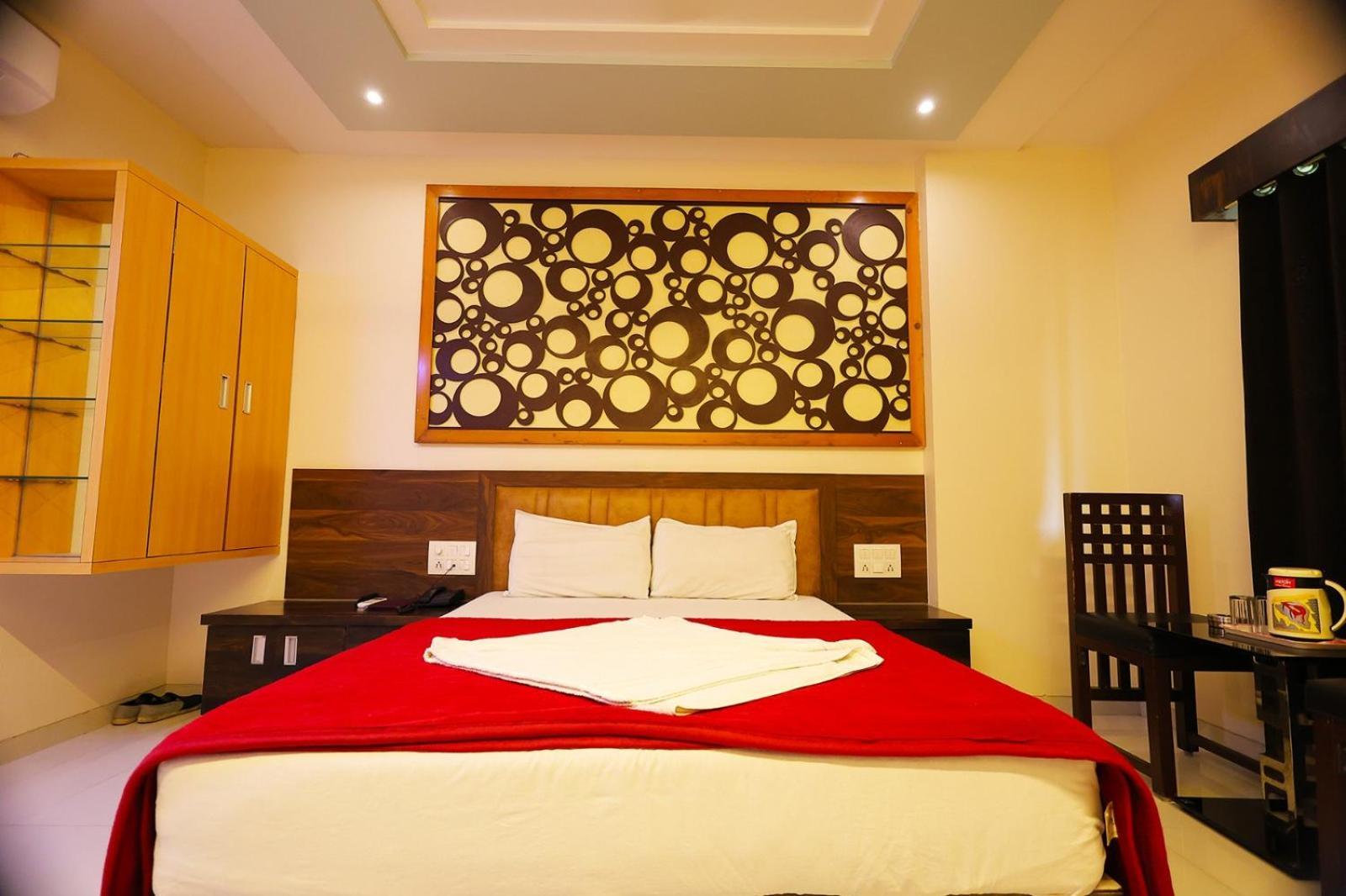 Hotel Horizon & Restaurant Surat Exterior photo