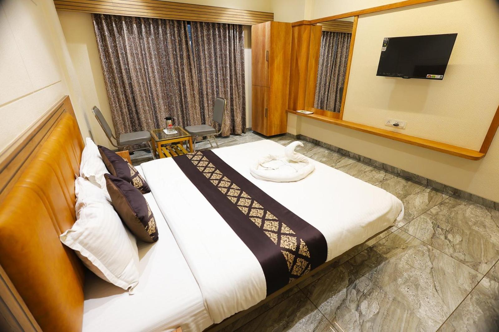 Hotel Horizon & Restaurant Surat Exterior photo