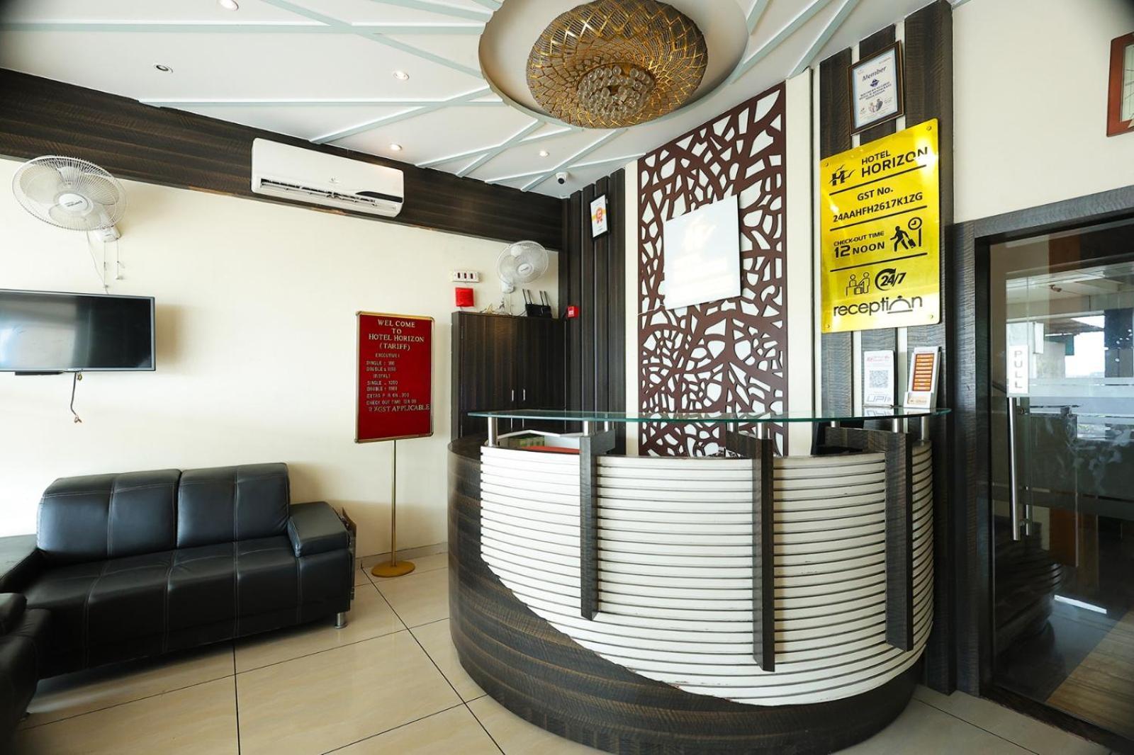 Hotel Horizon & Restaurant Surat Exterior photo